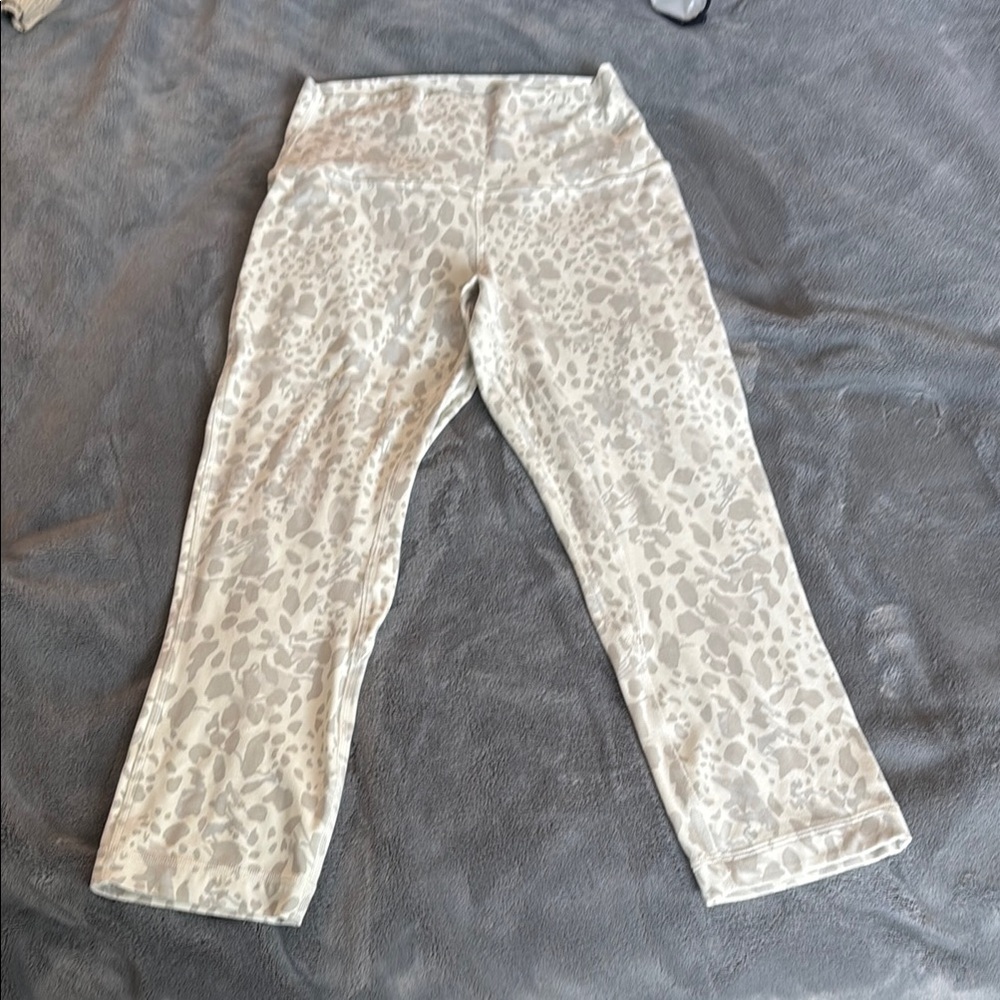Lululemon cropped 17in leggings, thick.
